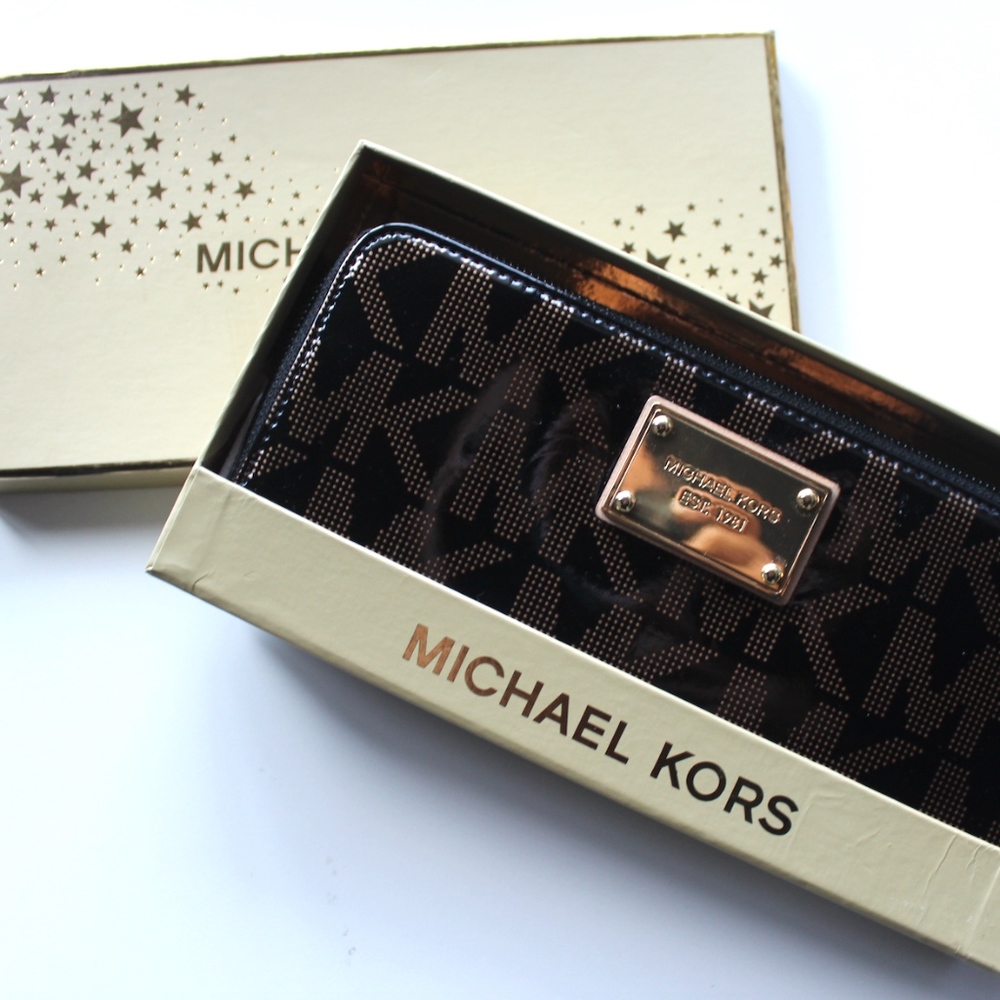 NWT JET SET TRAVEL LEATHER CONTINENTAL WRISTLET